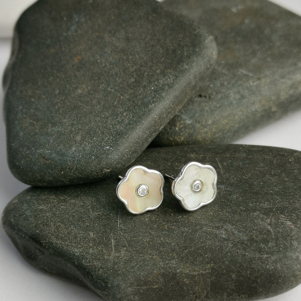 Mother of Pearl Flower earrings with diamond in Sterling Silver NEW